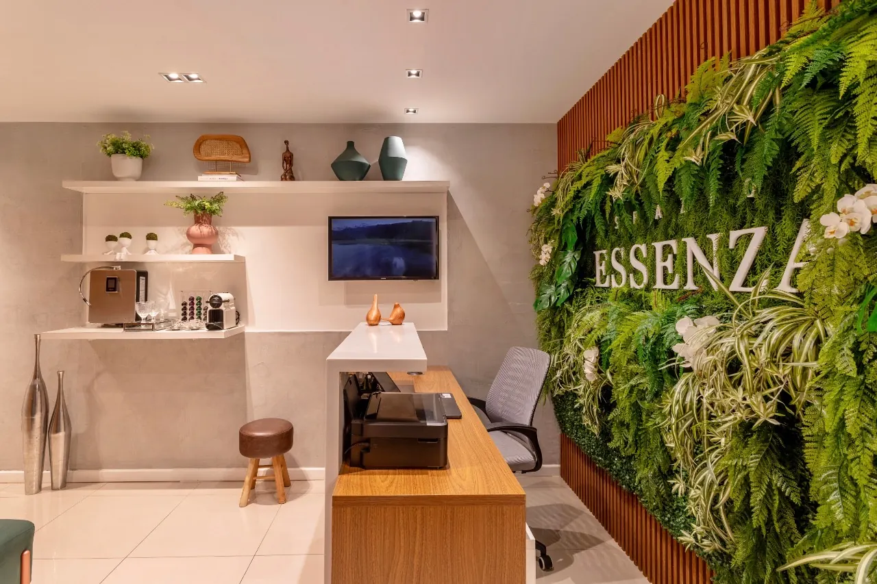 Recepção da Spazio Essenza com jardim vertical